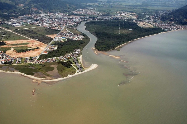 Deltaville nunca mais terá cheias como antes: com os molhes do Rio Biguaçu, a cidade entra em um novo momento